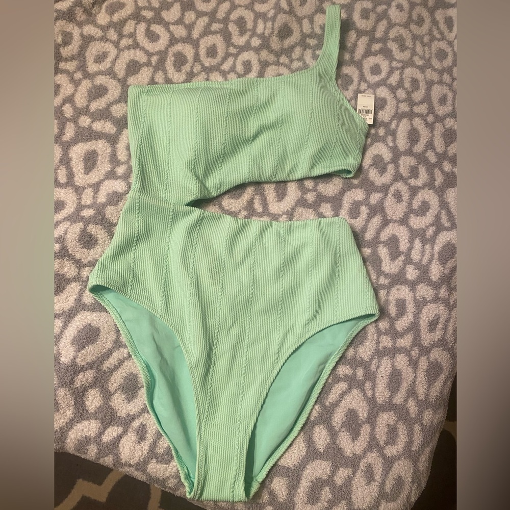 Aerie crinkle asymmetrical cut out one piece. Never worn. New with tags medium